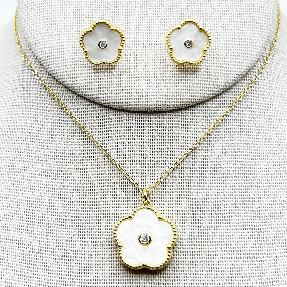 NWOT 18k GP stainless steel aqua colored clover set, necklace is adjus to 18”
